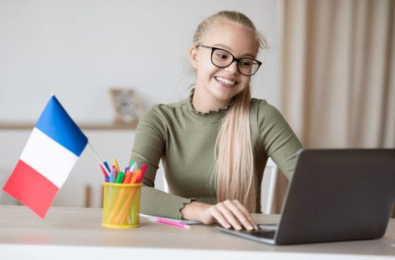 Upper-intermediate French learner in a live online debate class